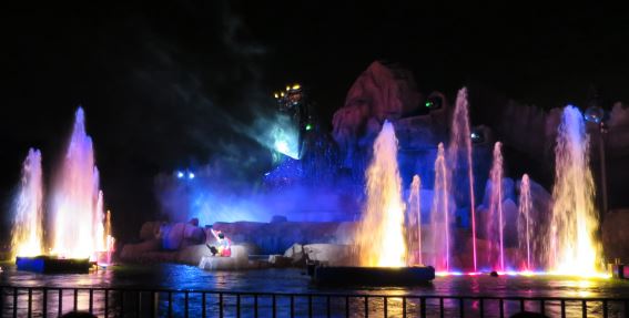 Det var inte så mycket fyrverkerier, däremot en fantastisk ljus- och vatten-show.