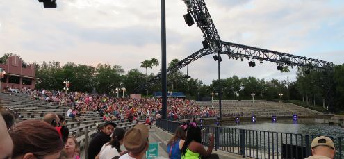 Vi gick dit en timme i förväg, men då var det bara halvfullt. Vi fick bra platser i alla fall.