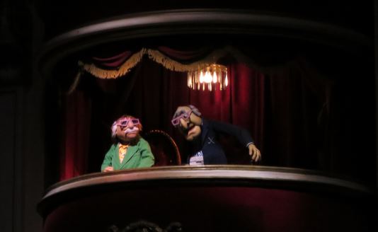 I värmen var det skönt att sitta i en luftkonditionerad teater och titta på mupparna. De sura gubbarna var där också på en egen balkong!