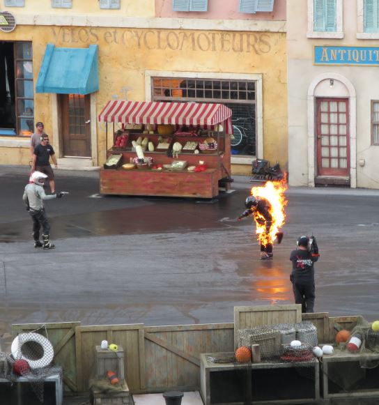 Däremot eldade de en motorcyklist, tappade folk från tak och körde i hög hastighet i trånga gränder.
