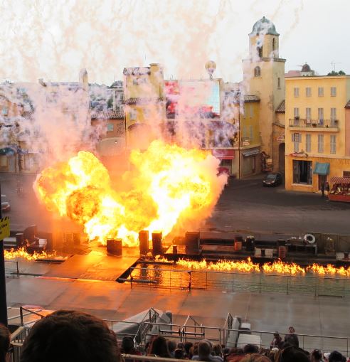 På slutet eldade de ordentligt, inklusive på vattnet.
