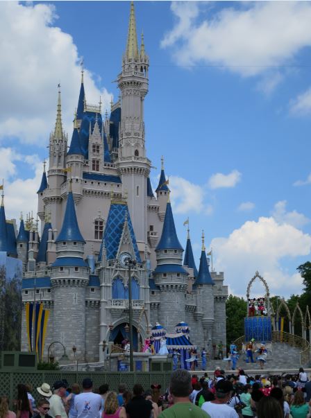 Vid slottet var det nån föreställning, men det hade vi varken tid eller ork att titta på mer än ett par minuter.