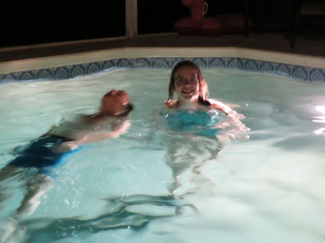 Vi hade lovat barnen att de kunde få bada på kvällen när vi kom fram. Enligt områdets regler skulle det vara tyst mellan 9 på kvällen och 7 på morgonen. Barnen hade väldigt svårt för tyst badning. Det var lite för bra för att inte bli upprymd.