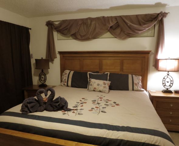 Efter bad och kvällsmat var det dags att krypa ner i de mjuka sängarna. Vår säng hade en svan-handduks-dekoration. Det tog inte många sekunder innan vi sov som stockar allihop.