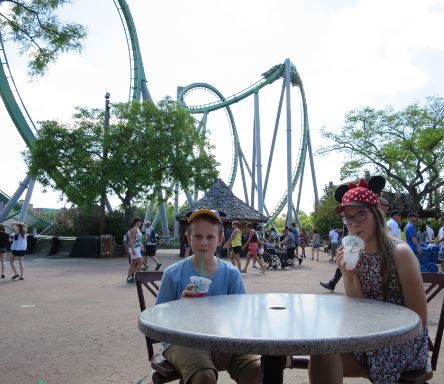 Efter en paus med svalkande dryck bestämde vi oss för att ge oss. Poolen där hemma verkade mer lockande än fler åkturer. A var lite sugen på att åka "Hulken" som man ser i bakgrunden, men eftersom vi skulle tillbaka till den här parken en annan dag så gick det bra att skjuta på.