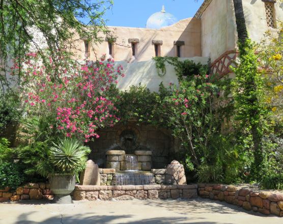 I nästa del av parken kändes det betydligt varmare. J gillade miljön. Det var som att gå runt i en Indiana Jones-film. Vi såg en stunt-show där inne som inte var så imponerande, men det var skönt att sitta i skuggan ett tag mitt på dagen.