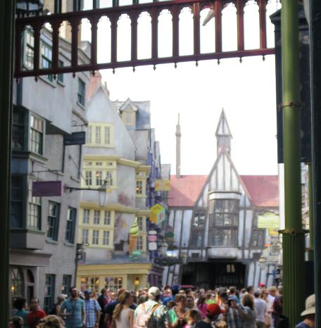 Första tanken när vi kom in där var att det nästan såg ut som förra gatan vi bodde på. Sneda vitputsade hus med bruna stolpar är väl inget särskilt.