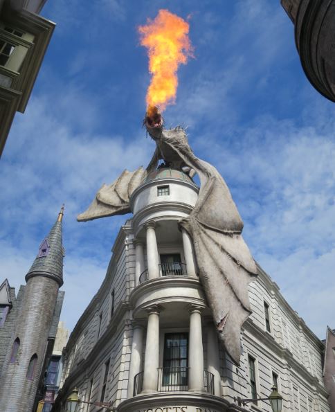 Fast drakar som sprutar eld en gång i kvarten har vi inte så många där vi bor. Det var tillräckligt med eld för att man skulle känna värmen när man stod på gatan nedanför.