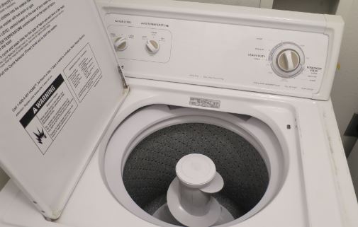 Tvättmaskinen var i traditionell amerikansk stil; toppmatad med en stor korkskruv. Fungerar, men känns inte särskilt effektiv. Till och med England har ju bra tvättmaskiner nuförtiden.