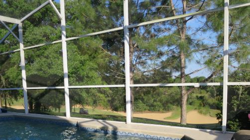 Utsikten från poolen var inte alls vad vi väntat oss. Istället för skog var där en dal med golfbana.