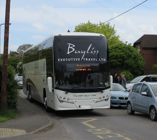Det tar ett dygn med bussen, men de har i alla fall fått tag på en riktigt fin buss. Under kanalen får eleverna och bussen åka tåg. I skrivande stund tror jag att det är där de är.