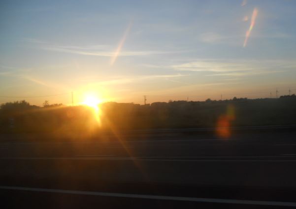 Om man bara lyckas sova en eller två timmar så kan man ta många bilder för att ha något att göra. Här är soluppgång över fransk motorväg.