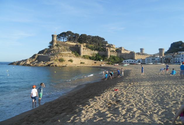 Däremot fick de inte bada i havet. Fast lite gå i strandkanten gick bra. Ks leggings blev bara lite blöta (upp till låren, ungefär).