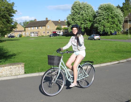Igår var det dags för första provturen på nya cykeln och K var nöjd. Det var inte riktigt shortsväder så hon hade tumvantar på för säkerhets skull.