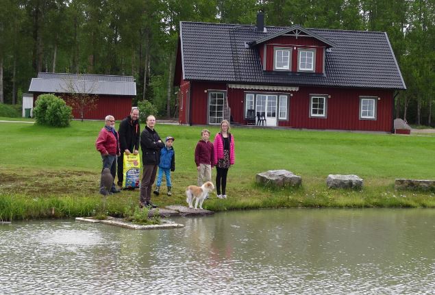 Ofta kommer fiskarna bara man närmar sig kanten av dammen. Inte är de rädda för hunden heller.