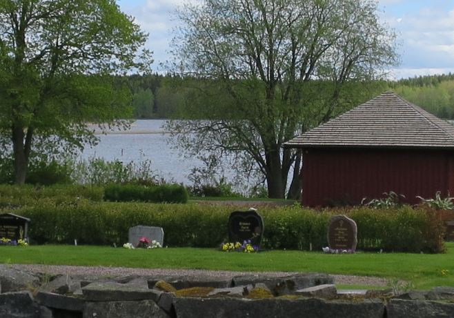 Kyrkan låg jättevackert vid ett sund med sjöutsikt från hela kyrkogården.