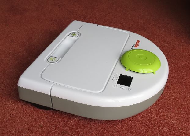 Så här långt är vi väldigt nöjda med vårt husdjur. Istället för att håra ner överallt suger han upp skräp och samlar det i en liten låda som man kan tömma när han är klar.