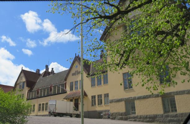 På vägen dit svänger husbilen plötsligt in på en liten väg som slingrar sig fram mot en ståtlig byggnad. En av tonåringarna vi rullar förbi vinkar glatt åt oss och jag vinkar tillbaka till "brattsen". Det såg rätt lugnt ut nu. Gissar att det var lite rörigare häromåret när de var på väg att stänga hela Lundsbergsskolan.