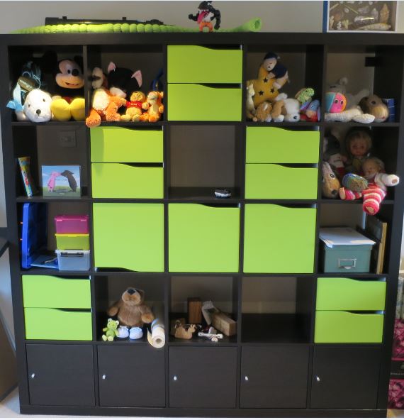 Hyllan vi hade i vardagsrummet på förra stället har fått lite käcka lådor och skåp. Den är numera nostalgi- och spel-hylla i spelrummet. Den med bra sikt kan hitta Js och mina gosedjur uppe i högra hörnet och notera våra identiska hundar!