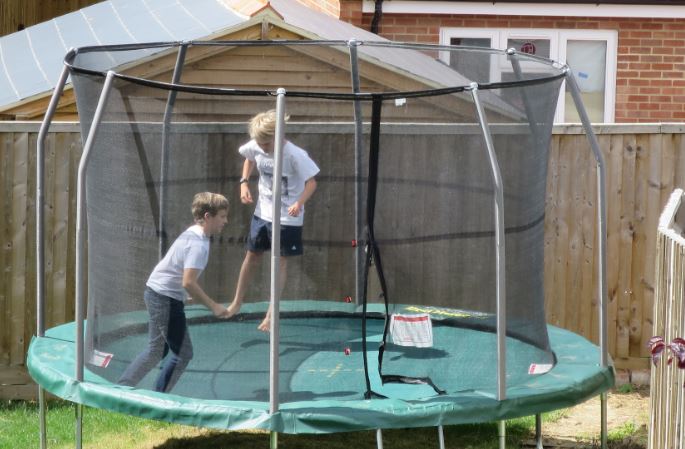 Samma dag som A skulle åka hälsade kompisen S från Norrland på. Han var i England med sin familj. Grabbarna hann ses några timmar.