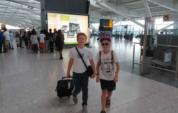 Sen följde S med till Heathrow och vinkade av A. 