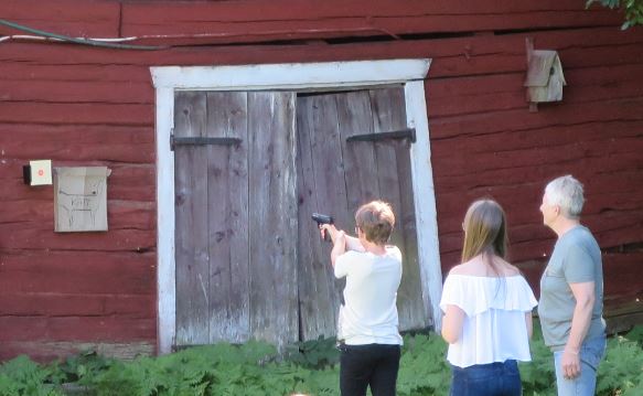 Och prickskytte med luftpistol. Det är livet på landet i ett litet nötskal.