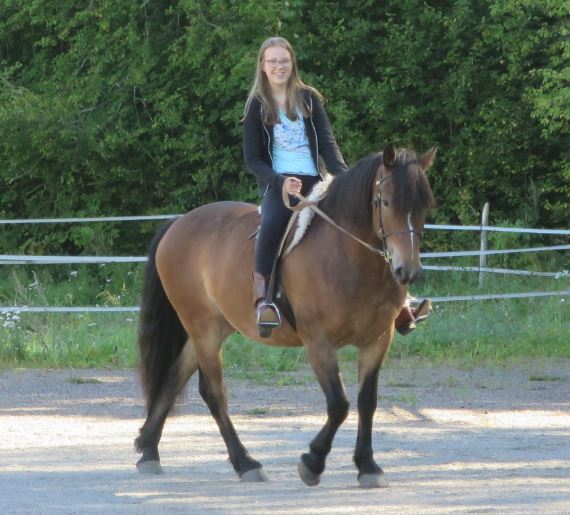 K övar svängar och serpentiner (fram och tillbaka) på Blixten. När hon nästan ridit klart kom vi på att hon inte hade hjälm...