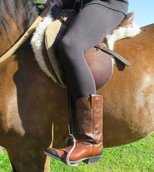 K fick låna ett par riktiga ridstövlar.