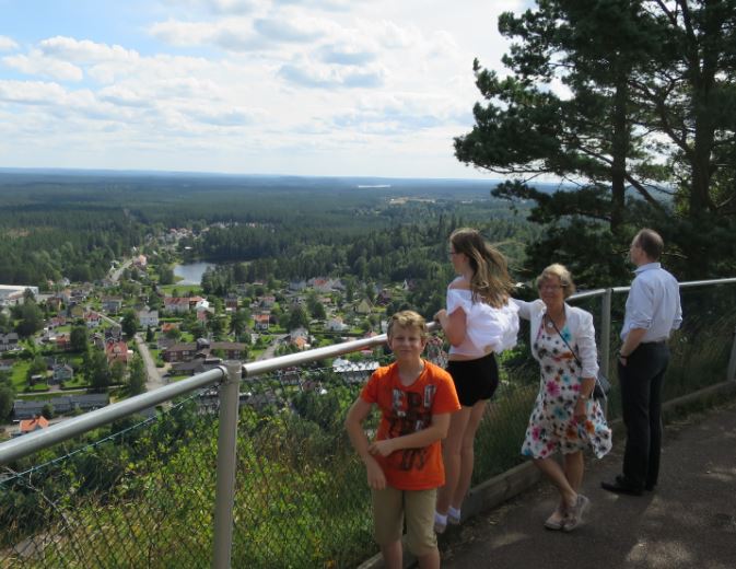 Från toppen känns det som att man kan se halva Småland. Tittar man åt andra hållet ser man halva Vättern.