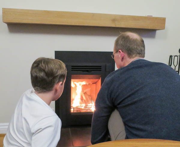 Förra veckan eldade vi upp bitar av en kasserad sängstomme och en stol. Vi har lite brännbart, så även om veden J beställt inte kommer på ett par dagar så klarar vi oss bra tills dess.