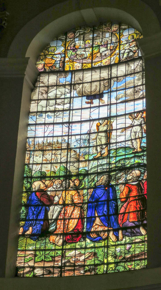 Queens college hade mitt favoritkyrkfönster där man ser Kristi himmelsfärd, eller åtminstone hans fötter.