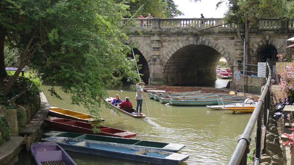 Däremot var läget vid en å trevligt (fast vattnet var ogenomskinligt brun-grönt).