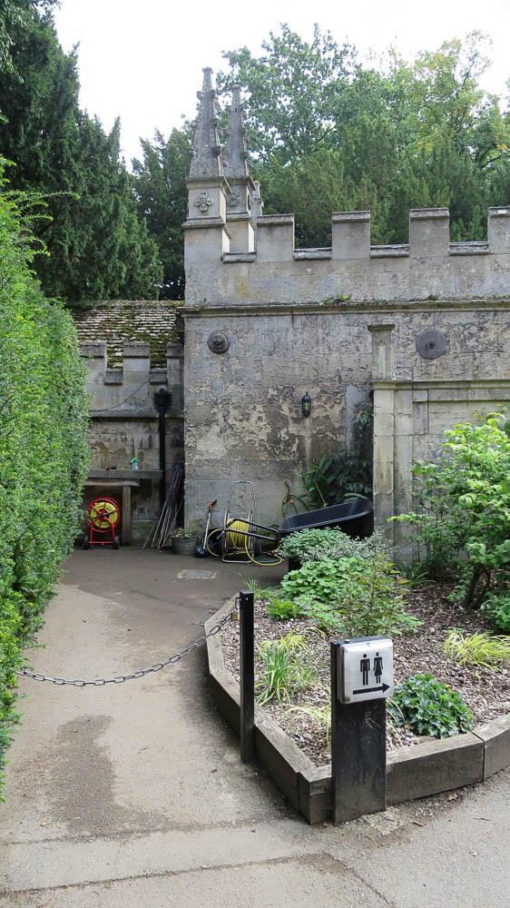 Magdalen College var nog min favorit, men det berodde inte på toaletterna. Insidan på toan såg ut som vilken rastplats som helst som bara blivit ommålad ett par gånger sedan den snabbt smälldes upp för 25 år sedan-