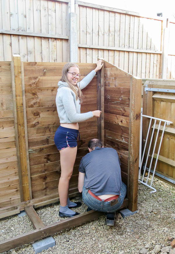 K håller och J skruvar koncentrerat.