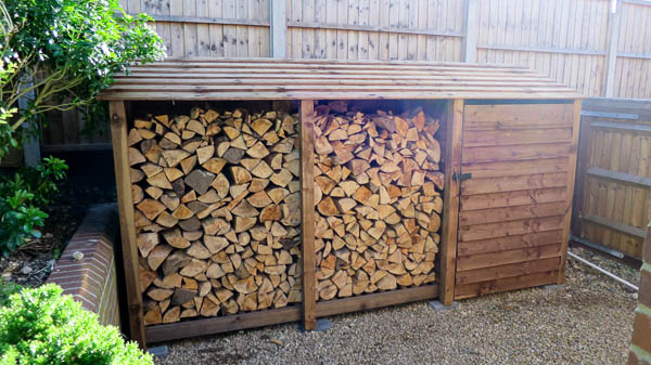 J hade beställt precis lagom mycket ved till vårt förråd. Det ligger ett till lager innanför och jag bar in 3/4 av alltihop. Sen var jag trött och J fick ta resten när han kom hem från jobbet.