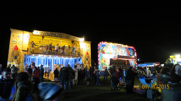 Vi åkte ingen av minikarusellerna som var där, men det var kul att se alla vuxna engelsmän stoja runt i mini-karusellerna. Vi blev nog lite bortskämda med riktigt stora banor i Florida i våras.