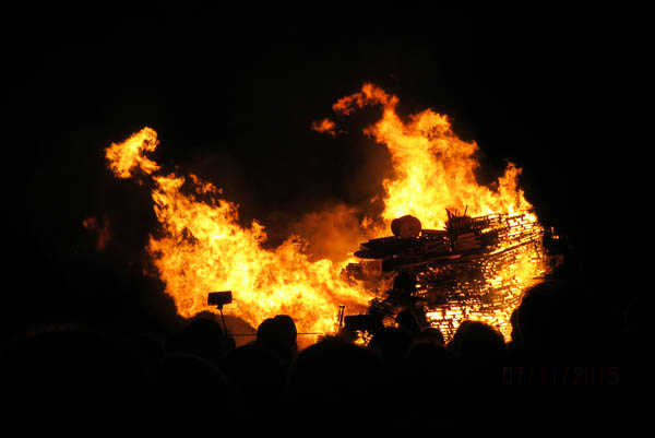 Slutligen var det den största brasan jag sett sedan kulturhuset i Luleå eldades upp. Lastpallar och kabeltrummor verkar brinna bättre än massa sura grenar som är det vanliga i Sverige.