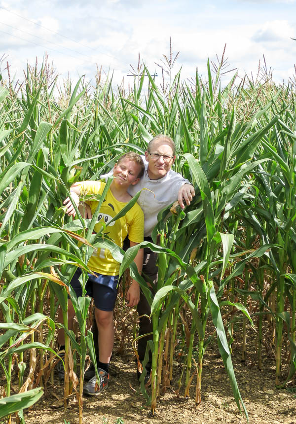 J spelade in en kortfilm på sin mobil där A och jag blir jagade av nån otäcking i majsfältet. Tyvärr kan jag inte lägga upp den på bloggen så ni får en lugnare bild istället. 