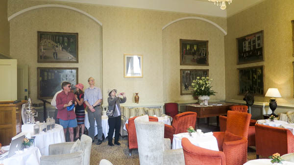 Vi var bara fem plus guiden och här fotograferar vi rummet där CS Lewis mötte sin blivande fru för första gången (eller åtminstone där filmen om det spelades in).