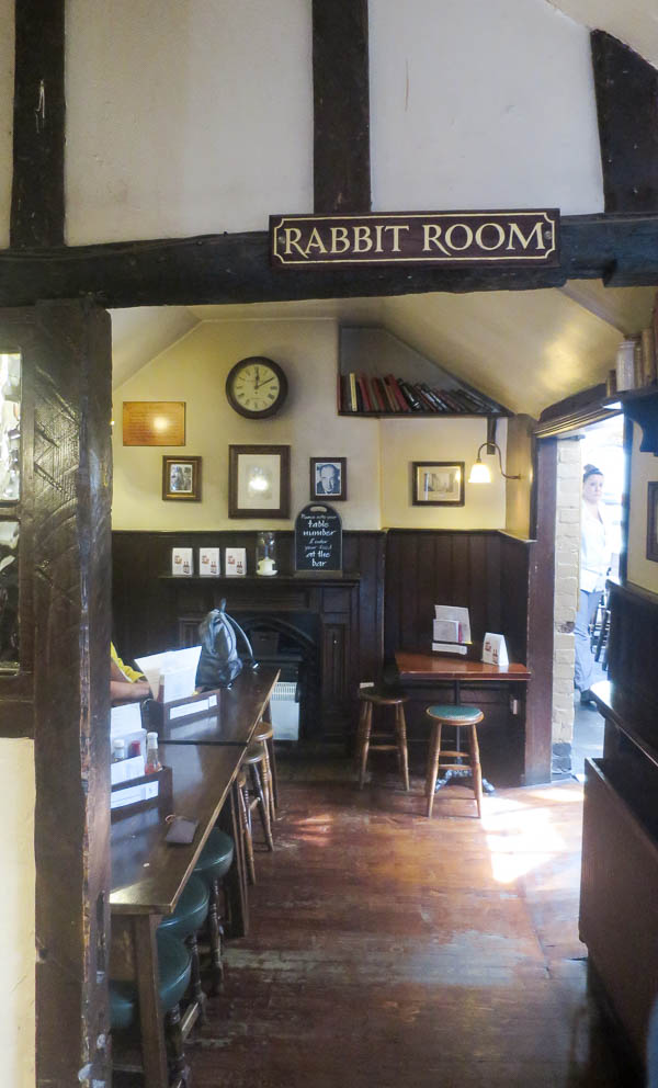 Här brukade de sitta och diskutera vad de höll på att skriva. Både Sagan om ringen och Narnia-böcker kan ha lästs högt här långt innan de blev utgivna.