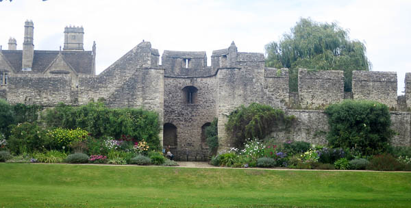 De har ansvar för en bit av den gamla stadsmuren och har dessutom en jättelång blomsterrabatt.